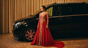Royally beautiful woman in long red dress - GIF.jpg