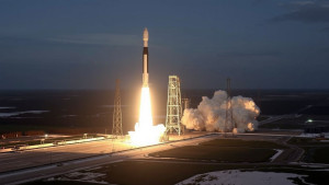giant-rocket-explodes-on-launch-pad.jpg