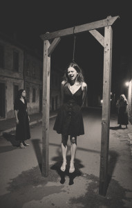 Повешенная в чёрном платье.jpg