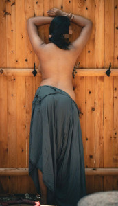 Топлесс лицом к деревянной стене.jpg