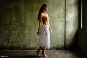 Топлесс в белой нижней юбке.jpg