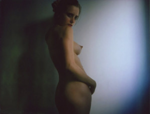 Голая у стены в профиль.jpg