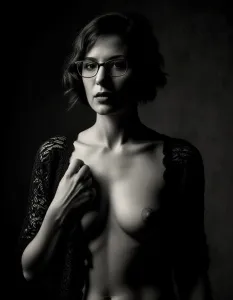 monochrome-beauty-nude-acorn-4.webp