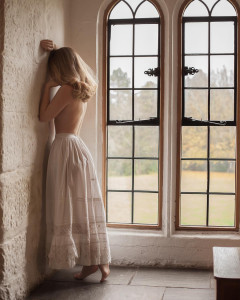 Топлесс у стены у окна.jpg