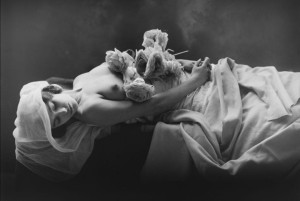 Топлесс лежит с розами.jpg