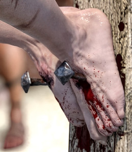 И ещё прибитые ступни.jpeg