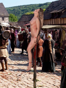 На колу на торговой площади.jpg