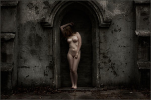 Голая в каменной нише.jpg