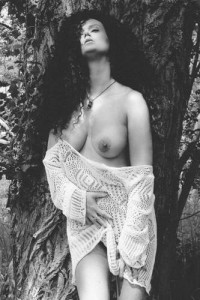 Топлесс у дерева ЧБ.jpg