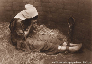 Прикована цепью к стене на соломе.jpg