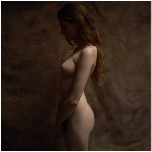 Рыжая голая у стены - 1.jpg