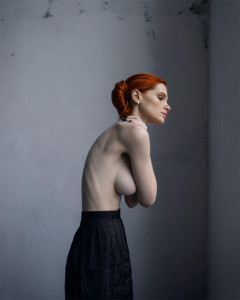 Рыжая голая у стены - 2.jpg