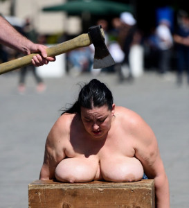 Толстухе рубят голову.jpg