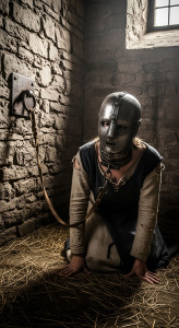 Привязана к стене в железной маске.jpg