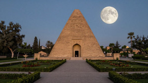 Hanging Gardens of Babylon under full round moon.jpg