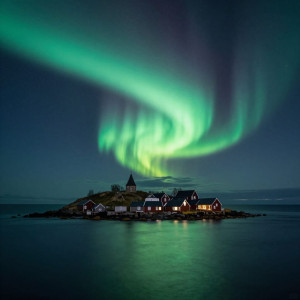 Mystical island of Thule in Northern Sea under aurora borealis - Z.jpg