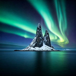 Mystical island of Thule in Northern Sea under aurora borealis - G3.jpg