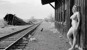 Голая на заброшенной станции.jpg