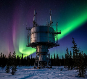 Станция космической связи HAARP под северным сиянием.jpg